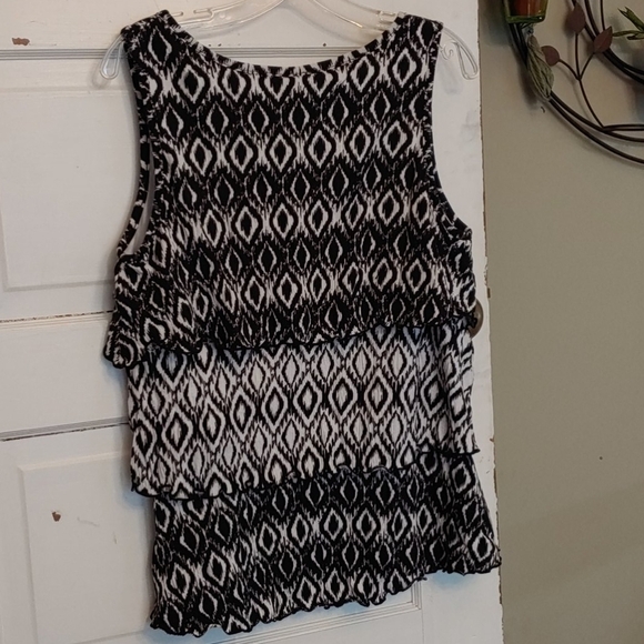 Dressbarn Black And White Sleeveless Ruffle Tank Top Petite Shirt Size XL - Picture 3 of 7